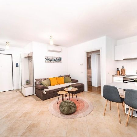 Central 700 Square Fructus Plaza - Eva Apartment تيميشورا المظهر الخارجي الصورة